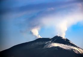 意大利埃特納火山雙火山口噴發(fā)白煙繚繞