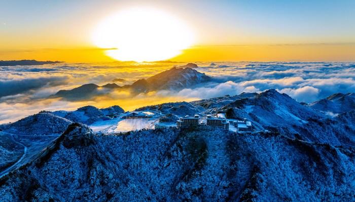 四川巴山大峽谷云海與雪景相映生輝