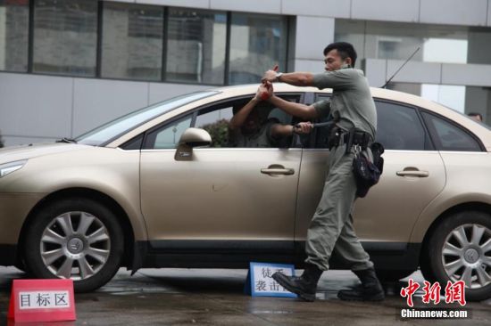 香港警察教學(xué)團在贛培訓(xùn)教官 處置駕車持槍匪徒如港片