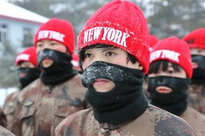 女兵冒零下30℃嚴(yán)寒進行軍事訓(xùn)練