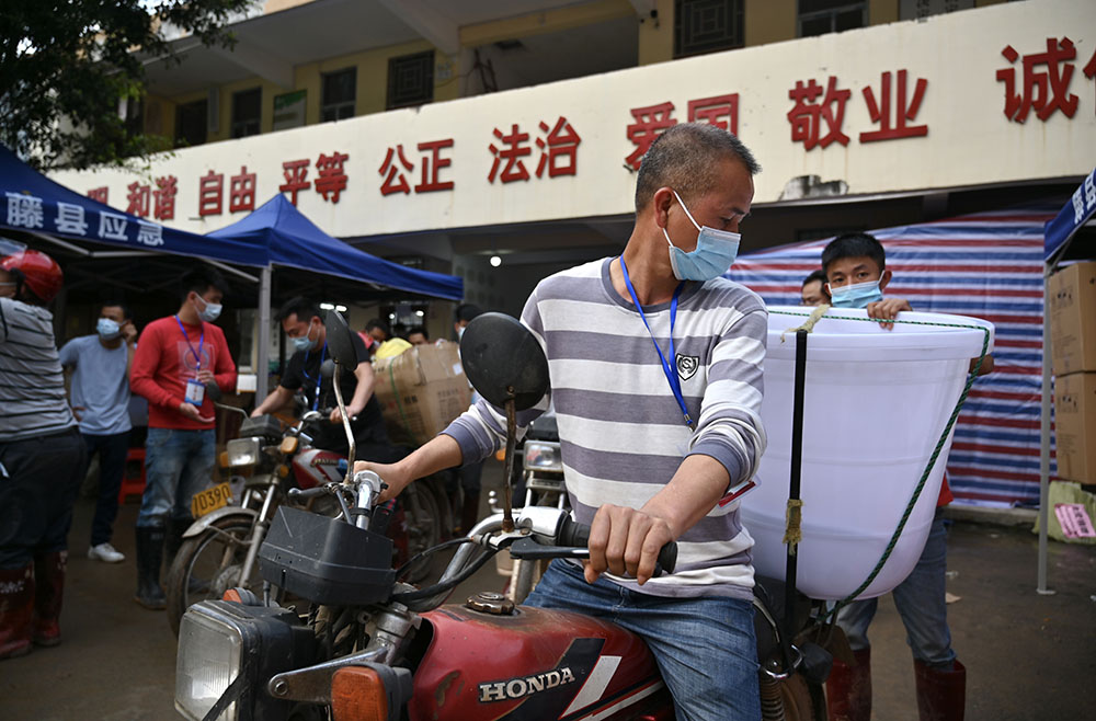 東航客機(jī)事故現(xiàn)場 村民騎摩托車運(yùn)物資