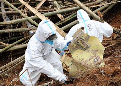 武警官兵分批次、分區(qū)域搜索