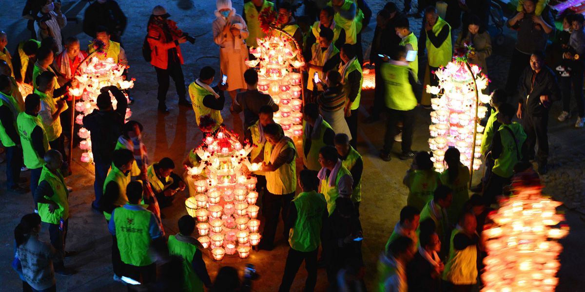 福建閩西：芷溪游花燈——“紙做燈、油點(diǎn)燈、紙包火”