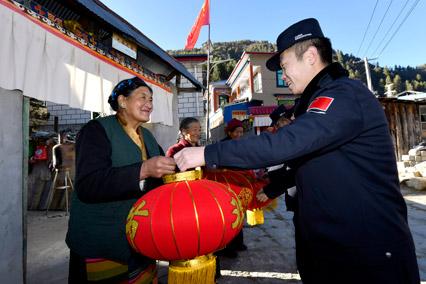 西藏移民警察向護(hù)邊藏族阿媽送去新春祝福